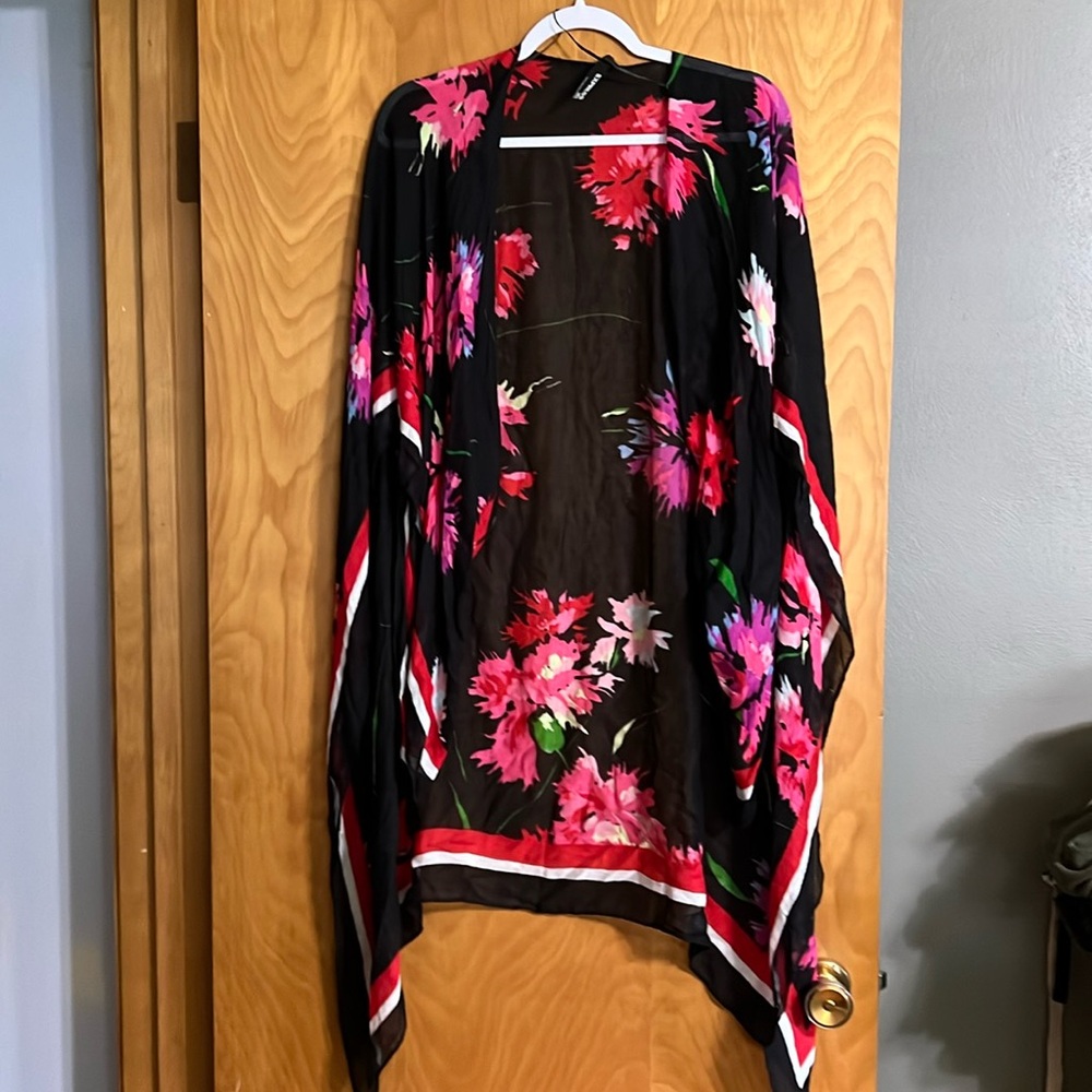 Express Kimono  size O/s  very bold and lightweight NWT